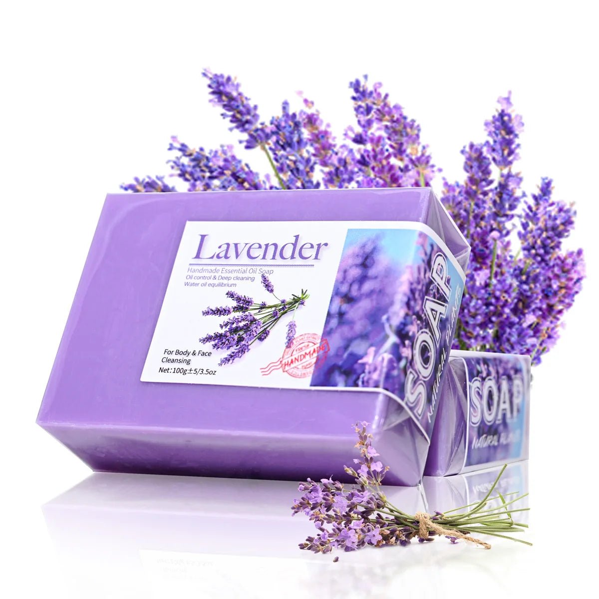Handgemachte Lavendelseife mit Bio-Öl von Bamboria auf weißem Hintergrund