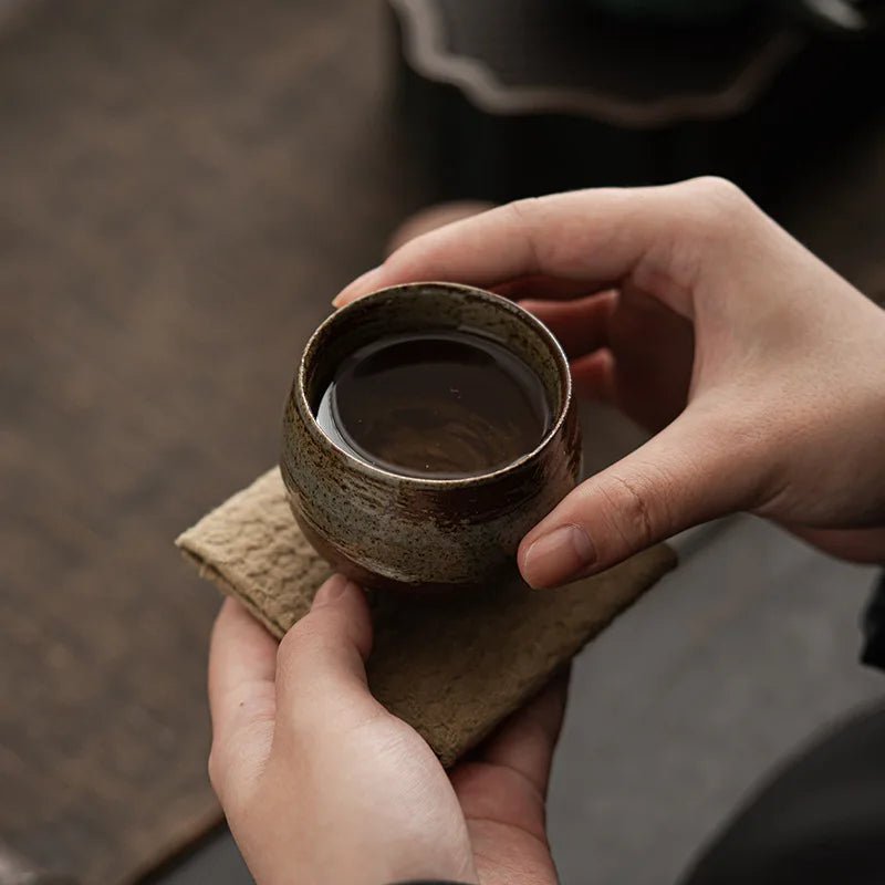 Keramik Teetasse Shizuku in der Hand – natürlich & kompakt