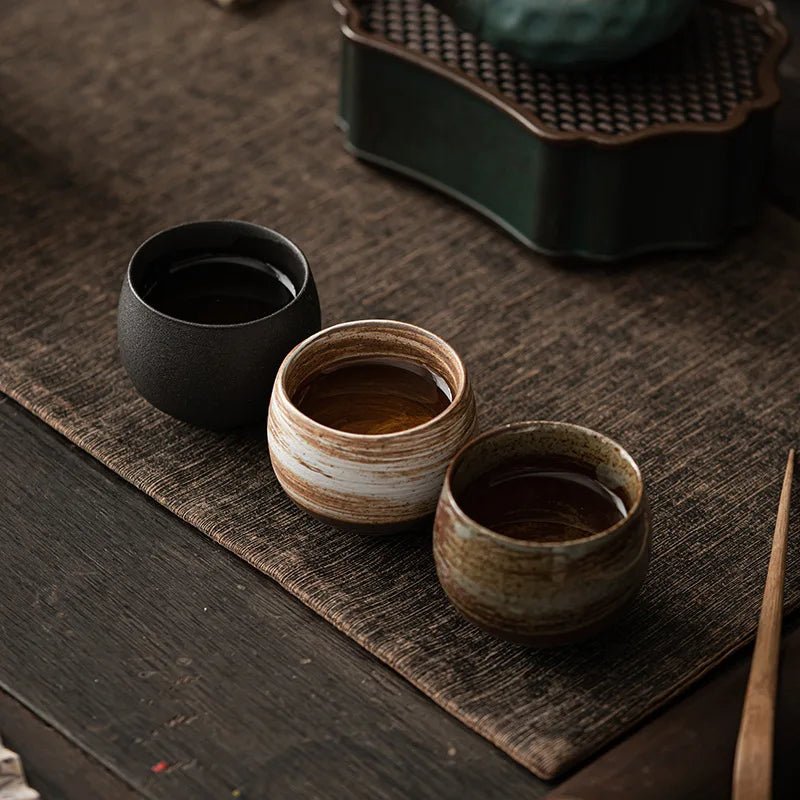 Seitenansicht der handgemachten Keramik Teetasse Shizuku von Bamboria